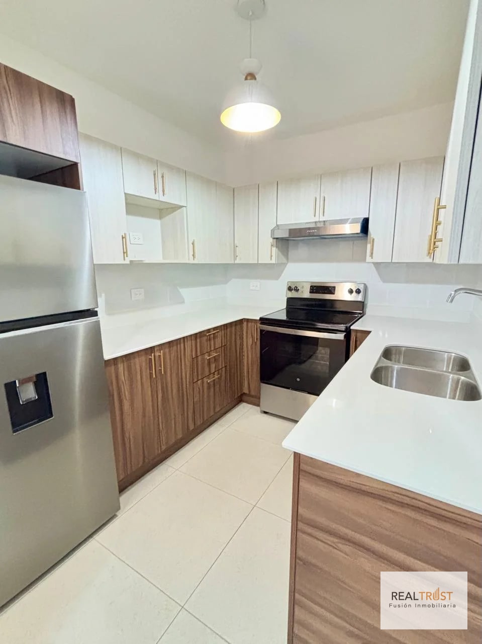 APARTAMENTO EN RENTA EN PRIMER NIVEL Y REMODELADO ZONA 10 - 2