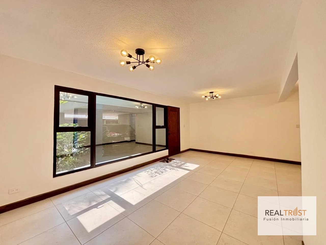 APARTAMENTO EN RENTA EN PRIMER NIVEL Y REMODELADO ZONA 10 - 1