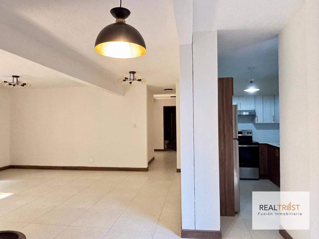 APARTAMENTO EN RENTA EN PRIMER NIVEL Y REMODELADO ZONA 10 - 7