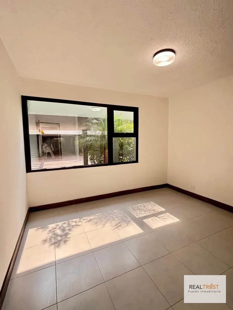 APARTAMENTO EN RENTA EN PRIMER NIVEL Y REMODELADO ZONA 10 — Apartamento en Alquiler en Zona 10, Guatemala, Ciudad — foto 5 de 7