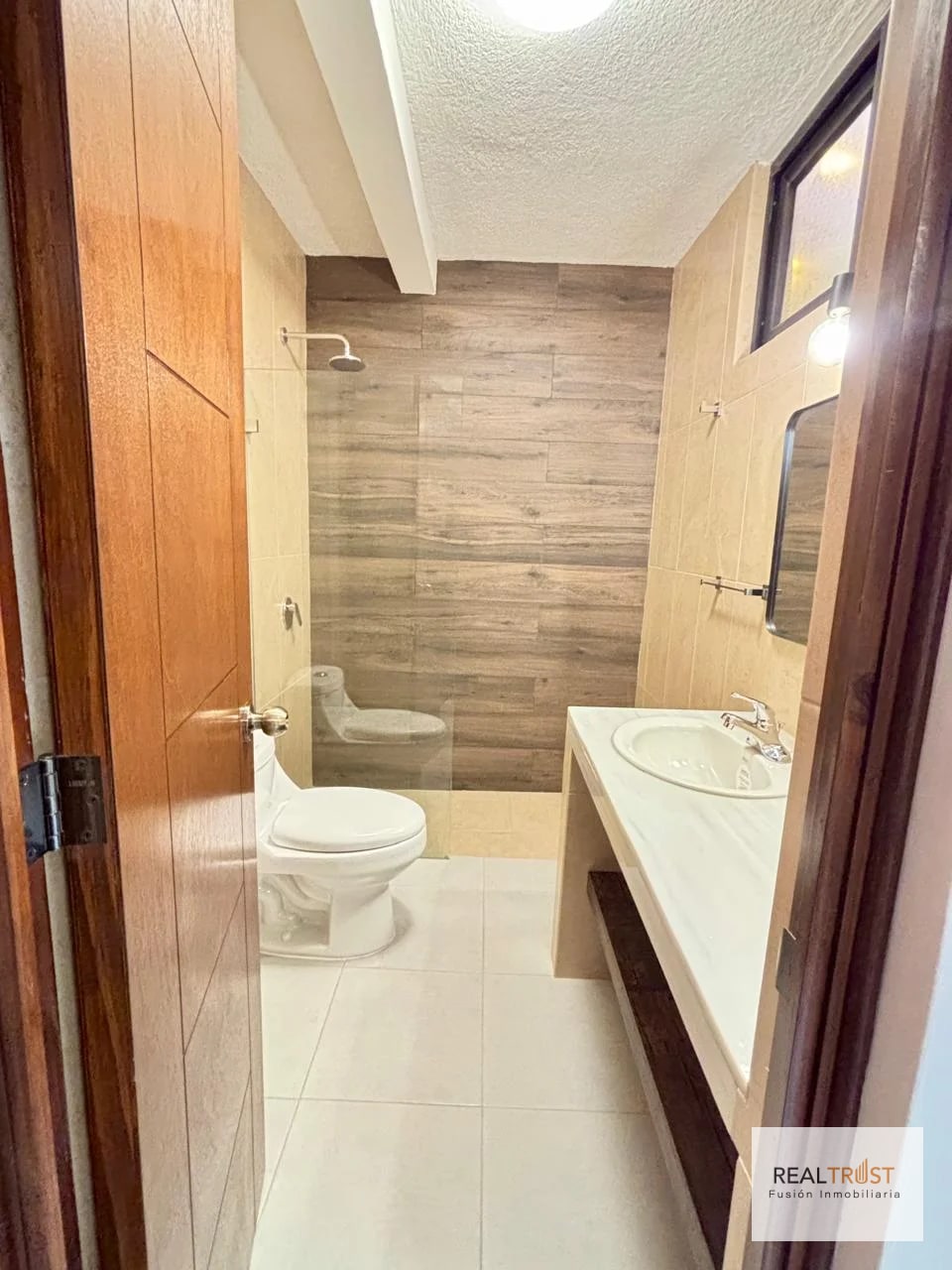 APARTAMENTO EN RENTA EN PRIMER NIVEL Y REMODELADO ZONA 10 - 4