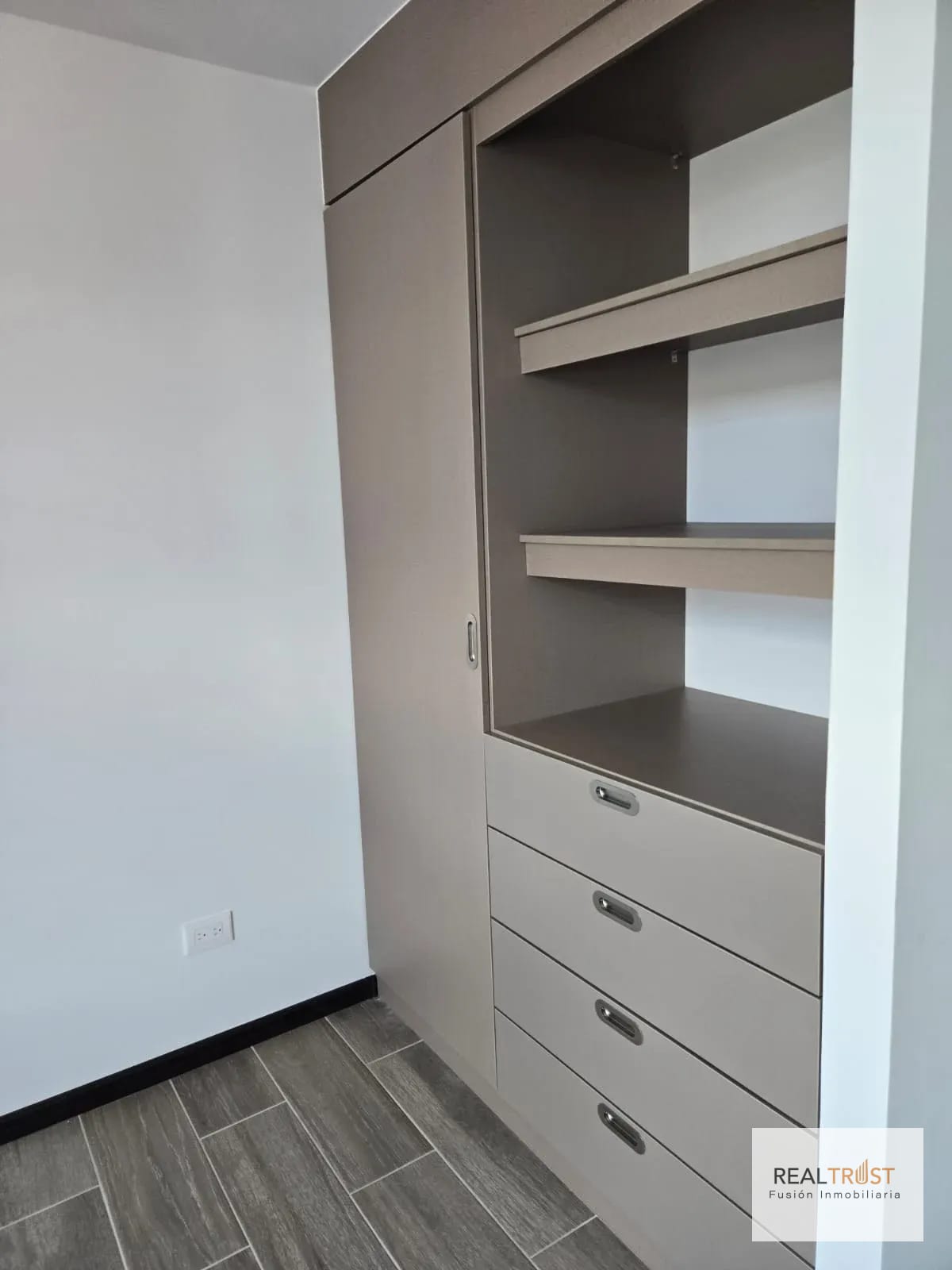 Apartamento en renta zona 10 — Apartamento en Alquiler en Zona 10, Guatemala, Ciudad — foto 2 de 16