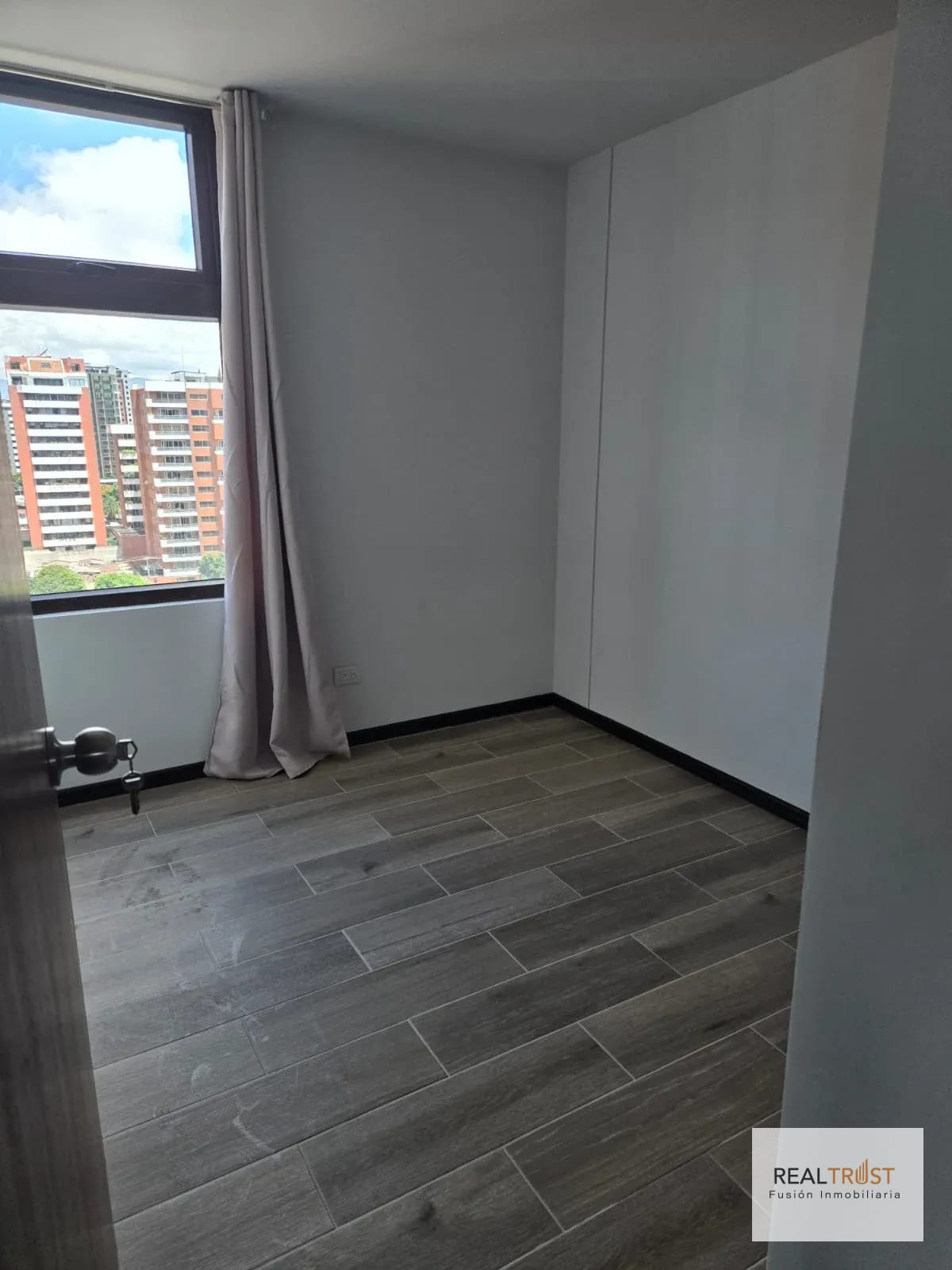 Apartamento en renta zona 10 — Apartamento en Alquiler en Zona 10, Guatemala, Ciudad — foto 10 de 16