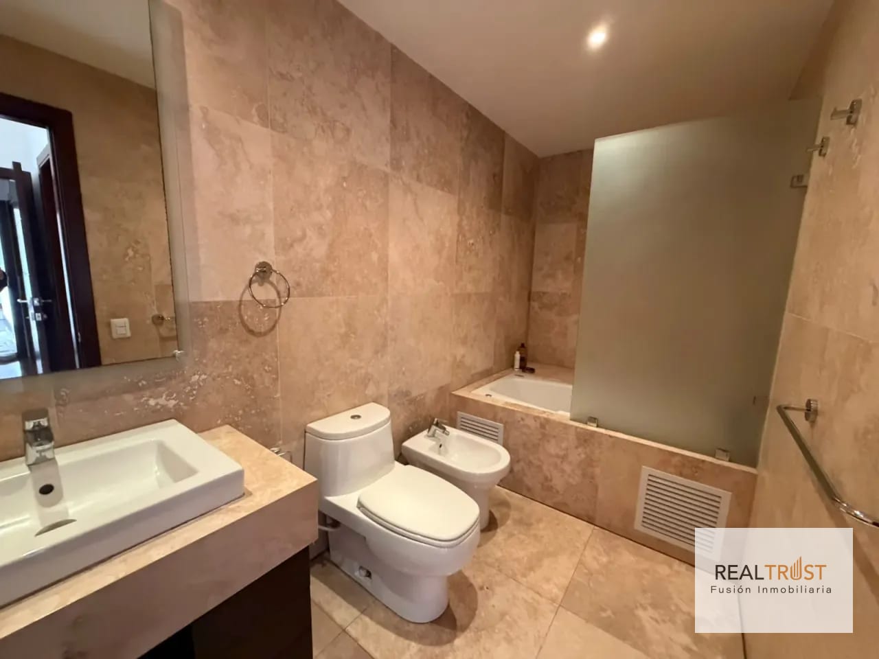 Apartamento en renta Tiffany zona 14 — Apartamento en Alquiler en Zona 14, Guatemala, Ciudad — foto 2 de 16