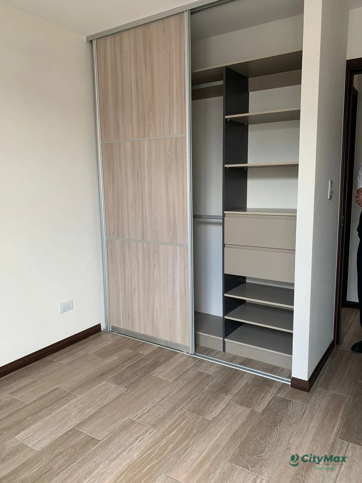 En venta apartamento San Isidro 20-21 Zona 16 — Apartamento en Venta en San Isidro 20/21, Zona 16, Guatemala, Ciudad — foto 2 de 9