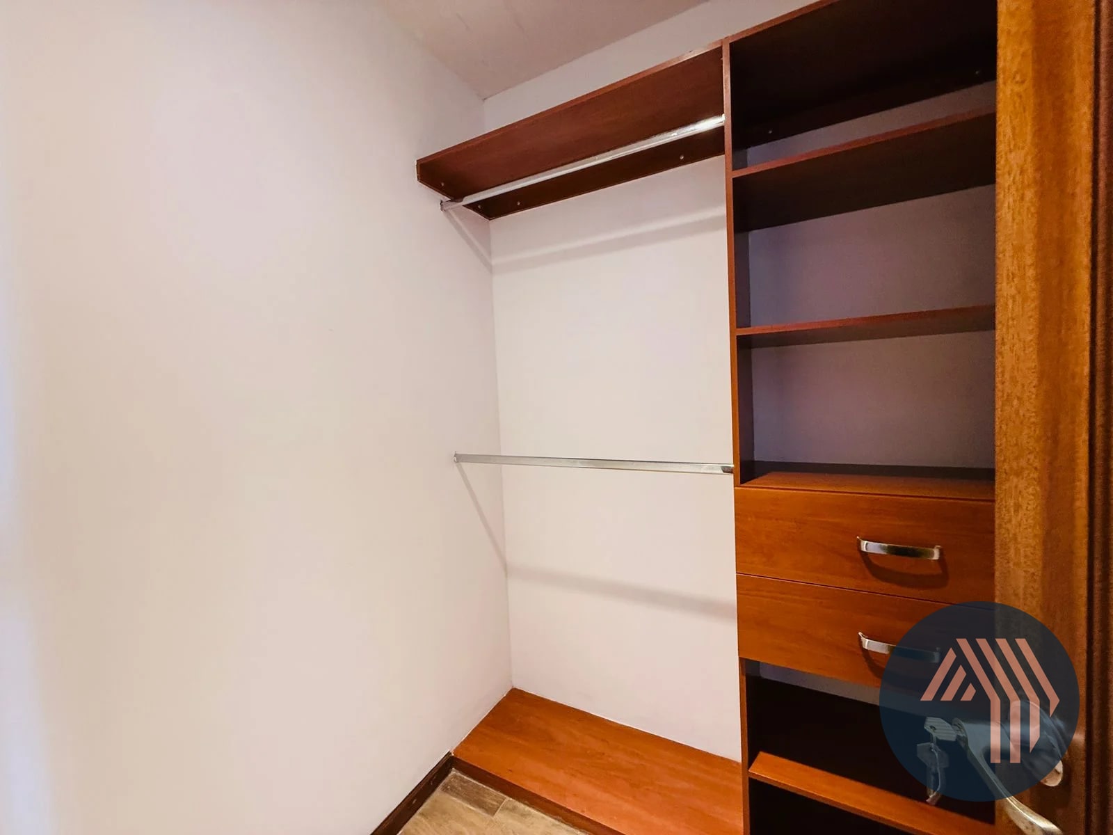 ALQUILER DE CÉNTRICO Y LINDO APARTAMENTO - TORRE DEL VALLE, ZONA 10 - 15