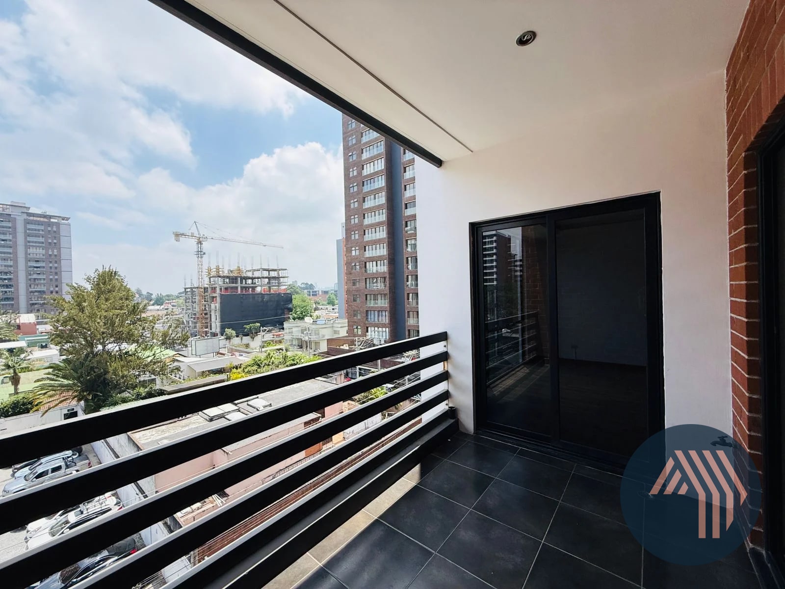 ALQUILER DE CÉNTRICO Y LINDO APARTAMENTO - TORRE DEL VALLE, ZONA 10 - 14