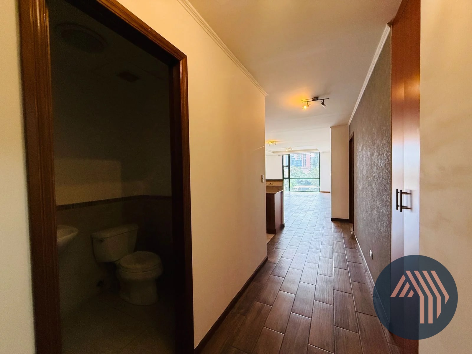 ALQUILER DE CÉNTRICO Y LINDO APARTAMENTO - TORRE DEL VALLE, ZONA 10 - 2