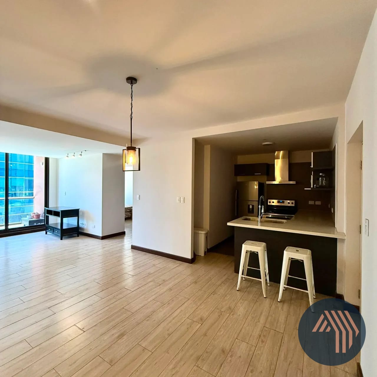 Alquiler de Amplio y Céntrico Apartamento - VEINTI4, Zona 10 — Apartamento en Alquiler en Veinti4, Zona 10, Guatemala, Ciudad — foto 1 de 12