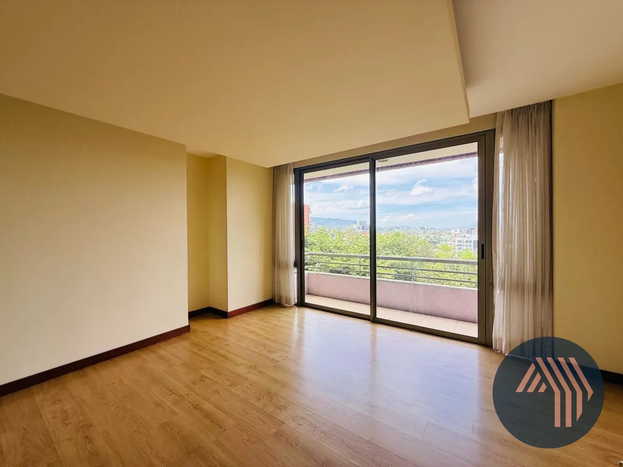 Alquiler de Céntrico Apartamento - Jardines del Acueducto, Zona 10 — Apartamento en Alquiler en Jardines del Acueducto, Zona 10, Guatemala, Ciudad — foto 4 de 12