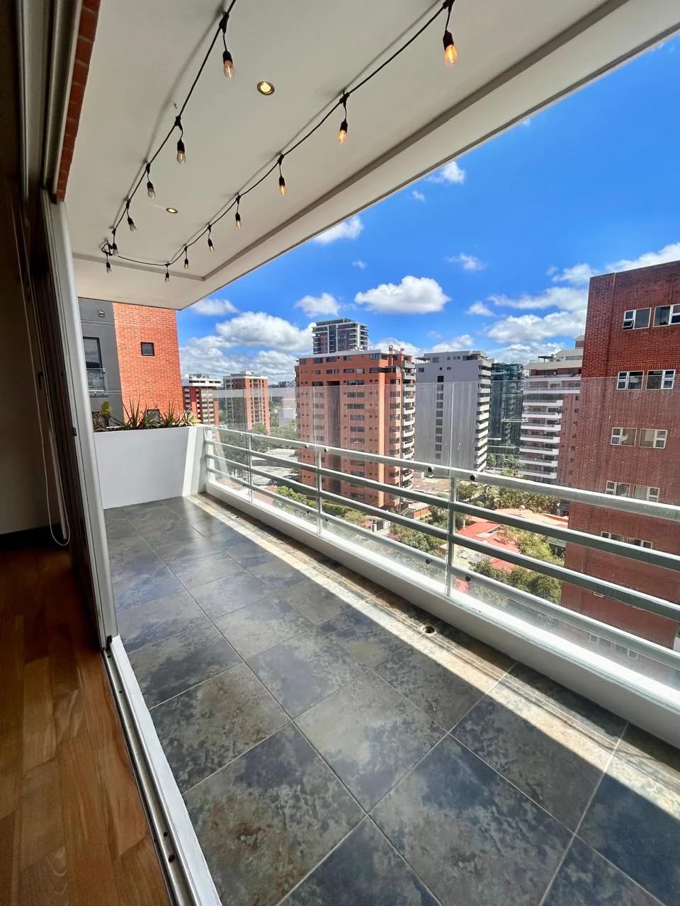 Espacioso Apartamento en Venta Zona 10 — Apartamento en Venta en Zona 10, Guatemala, Ciudad — foto 1 de 14