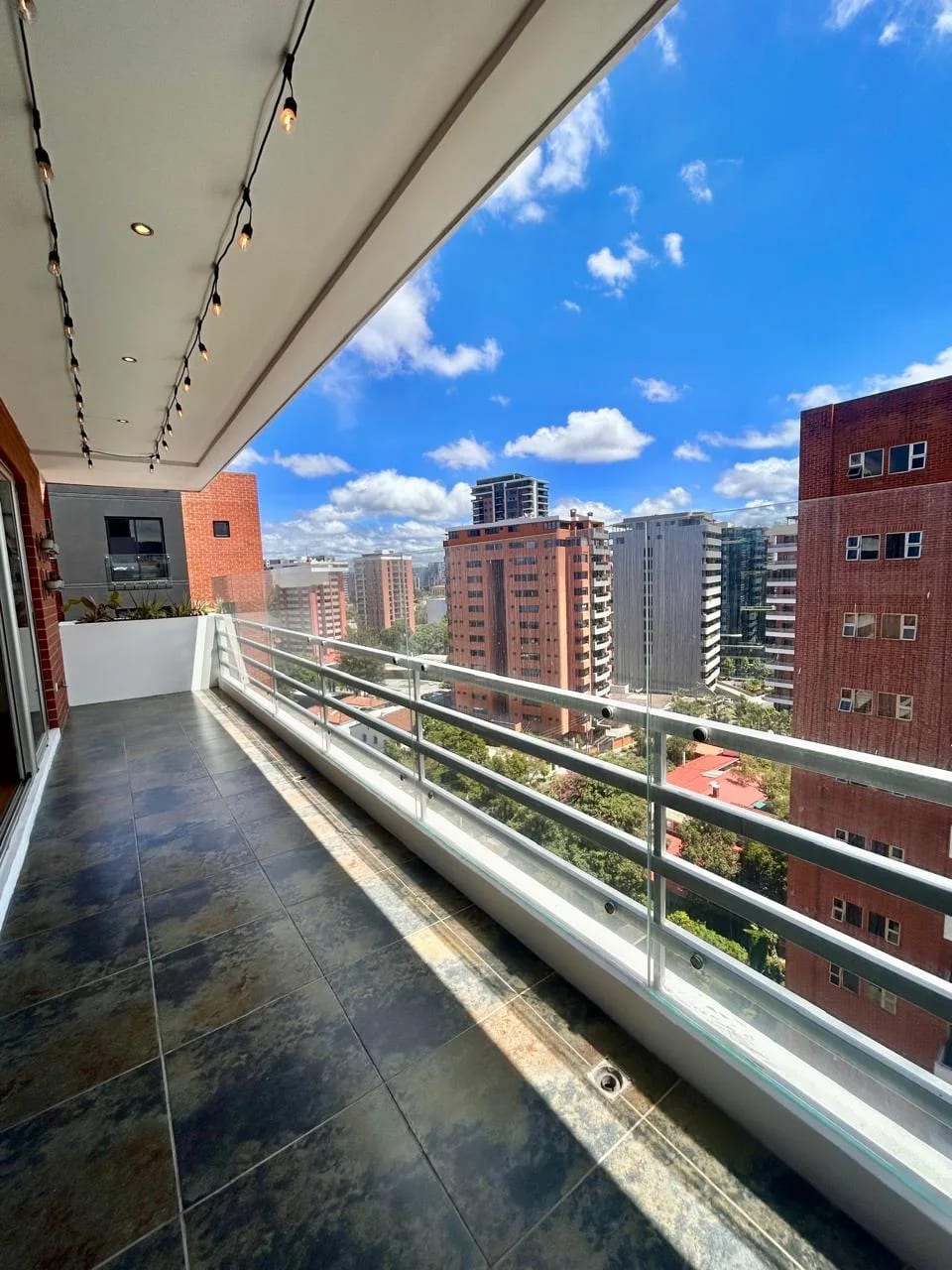 Espacioso Apartamento en Venta Zona 10 — Apartamento en Venta en Zona 10, Guatemala, Ciudad — foto 2 de 14