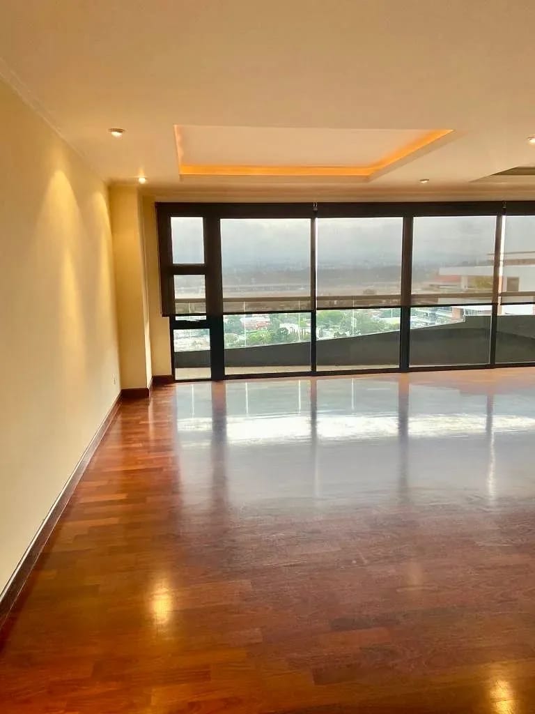 Espectacular Apartamento con Linda Vista Zona 14 — Apartamento en Alquiler en Zona 14, Guatemala, Ciudad — foto 3 de 8