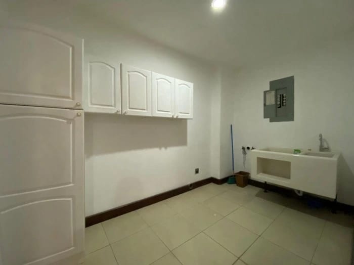 Apartamento en renta Oakland zona 10 — Apartamento en Alquiler en Zona 10, Guatemala, Ciudad — foto 8 de 9