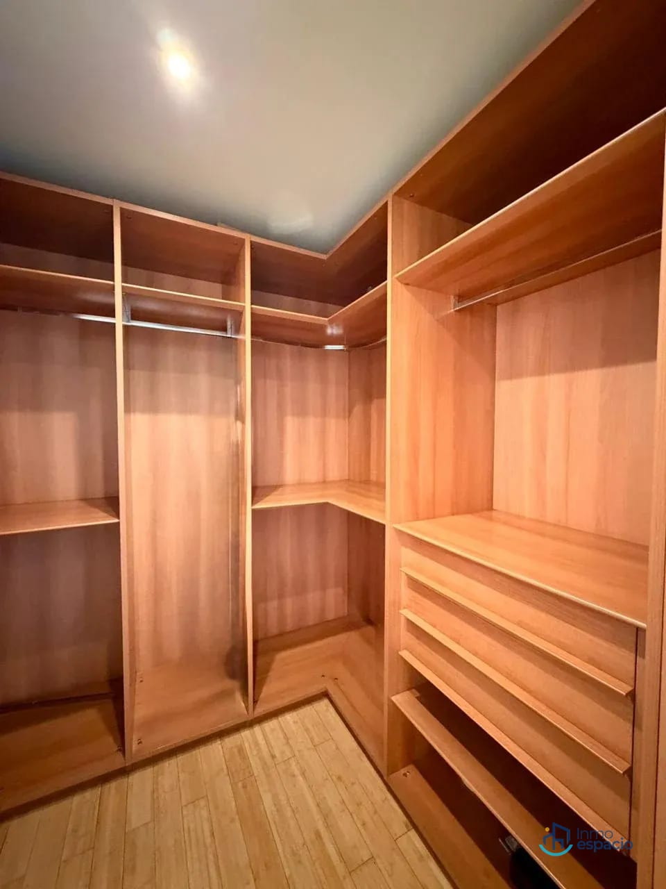 🏢 APARTAMENTO EN VENTA O ALQUILER – EDIFICIO ATRIUM, ZONA 10 — Apartamento en Venta en Atrium, Zona 10, Guatemala, Ciudad — foto 4 de 14
