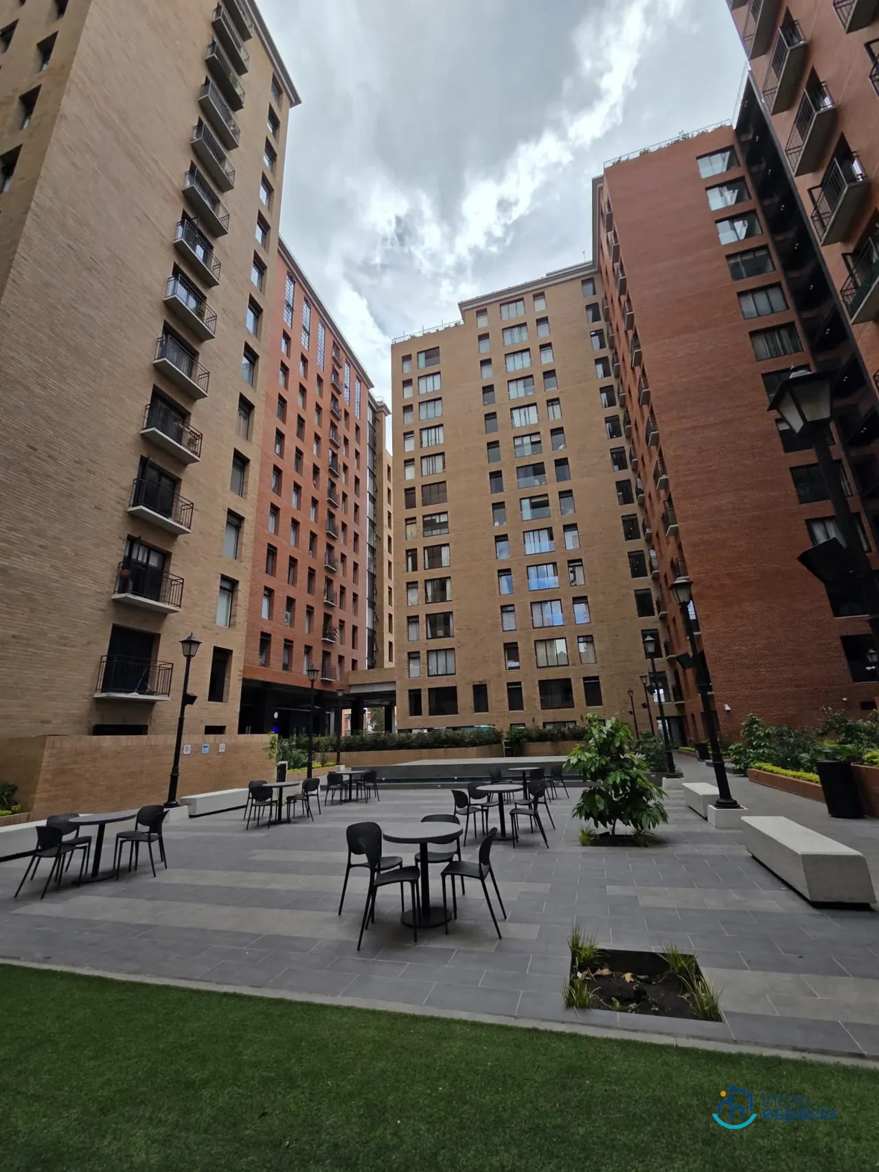 🏢 APARTAMENTOS EN RENTA – EDIFICIO CÉNTRICO, ZONA 5 — Apartamento en Alquiler en Céntrico, Zona 5, Guatemala, Ciudad — foto 1 de 11