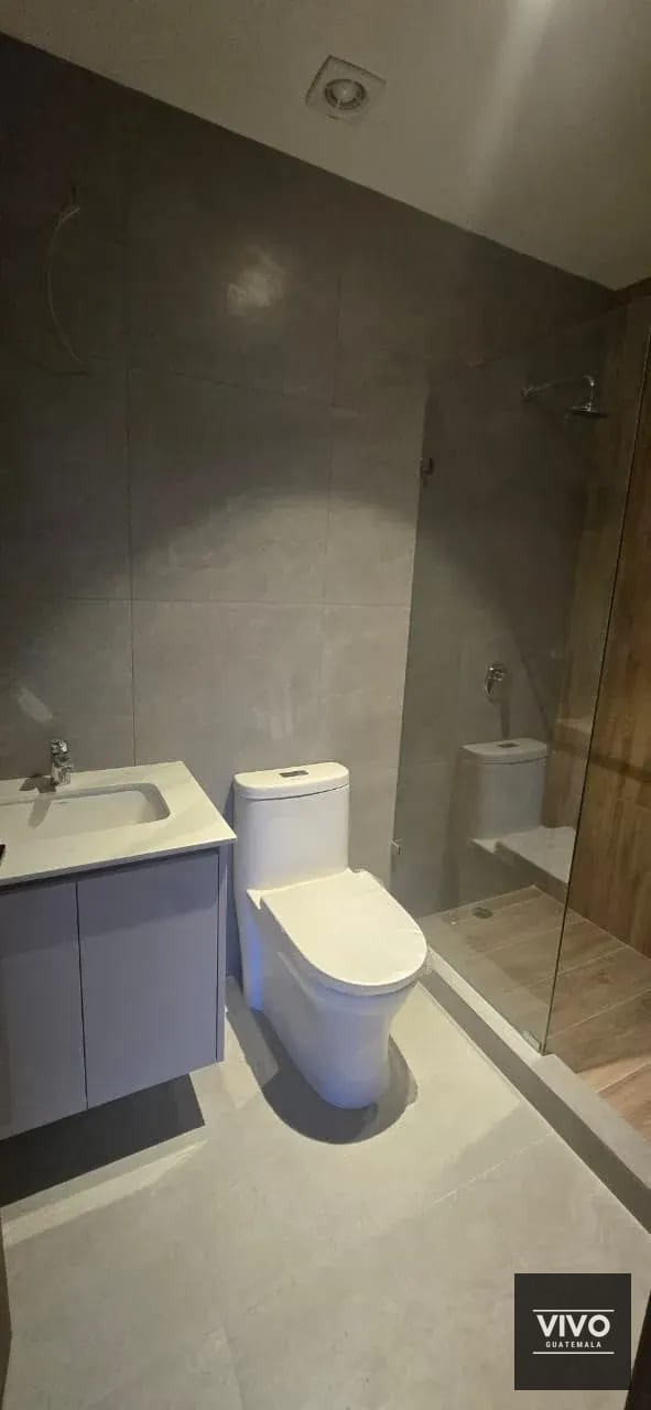 Baño — Se renta apartamento en Américas – Zona 13 | USD 1160 — Apartamento en Alquiler en Zona 13, Guatemala, Ciudad — foto 8 de 9
