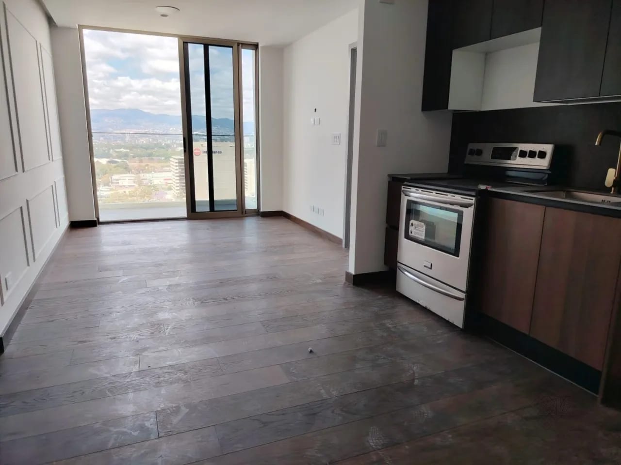 Zona 10, Edificio Atarah, Apartamento en Renta - Image 1