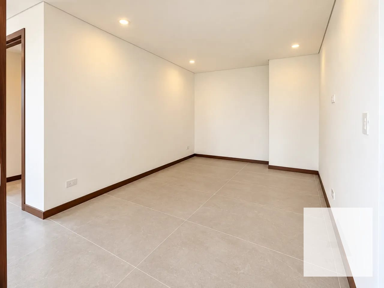 Sala — Apartamento en renta | Reserva 5ta Avenida, Zona 14 | 3 habitaciones — Apartamento en Alquiler en Quinta Avenida, Zona 14, Guatemala, Ciudad — foto 4 de 15