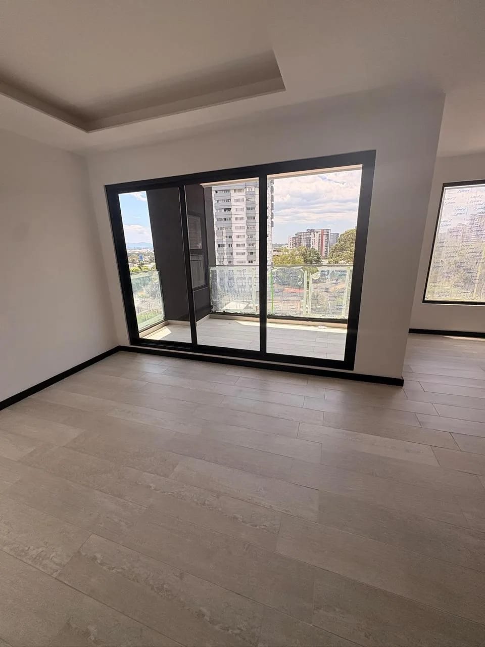Sala — Amplio apartamento en VERDU ZONA 13, 99.96mtr2 Tres dormitorios — Apartamento en Venta en Verdú, Zona 13, Guatemala, Ciudad — foto 1 de 13