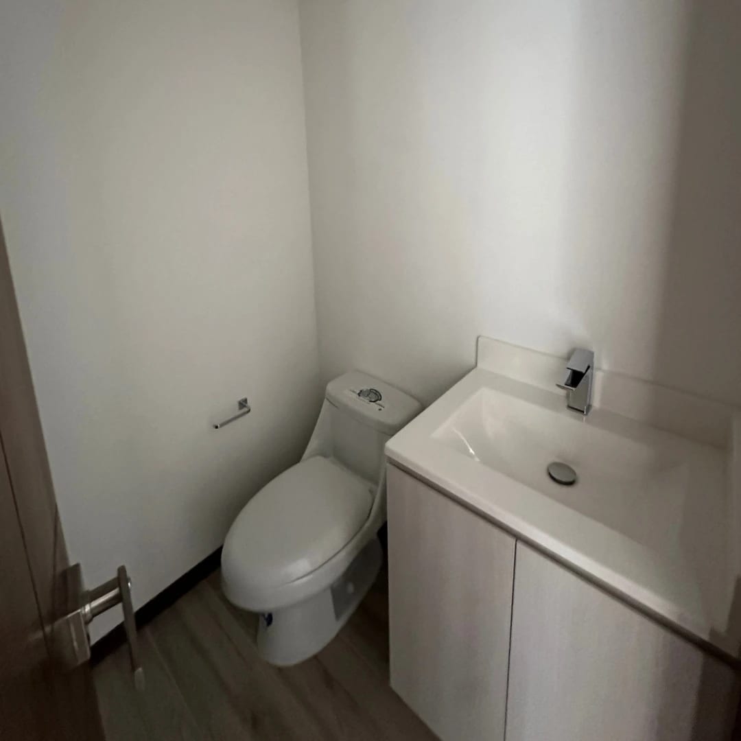 Baño — Apartamento en Venta | Neo 2, Zona 10 — Apartamento en Venta en Neo Apartamentos, Zona 10, Guatemala, Ciudad — foto 7 de 14
