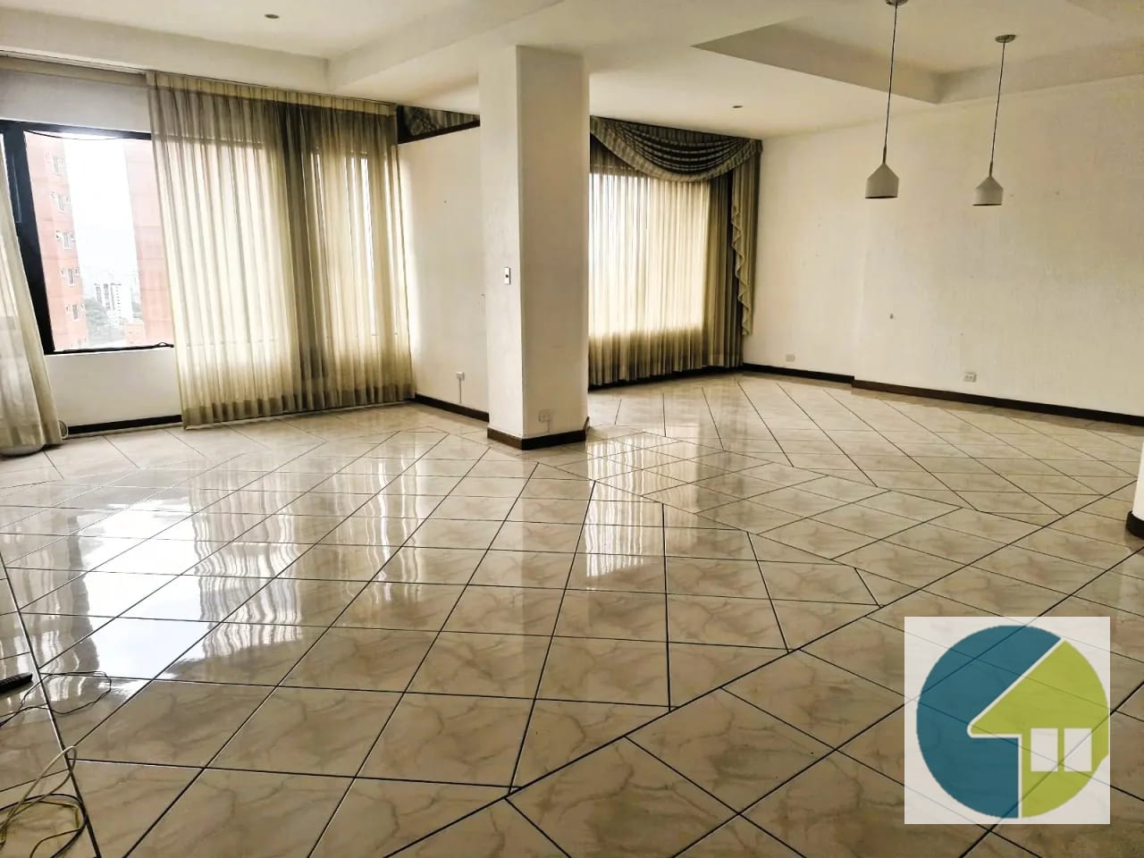 Sala — 🏙️✨ ¡vive con Elegancia y Disfruta de Impresionantes Vistas en Lomas — Apartamento en Alquiler en Carretera a El Salvador, Guatemala, Ciudad — foto 2 de 13