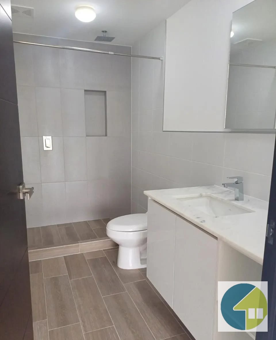Baño — Apartamento en Renta en Zona 14 – Segheria — Apartamento en Alquiler en Segheria, Zona 14, Guatemala, Ciudad — foto 9 de 11