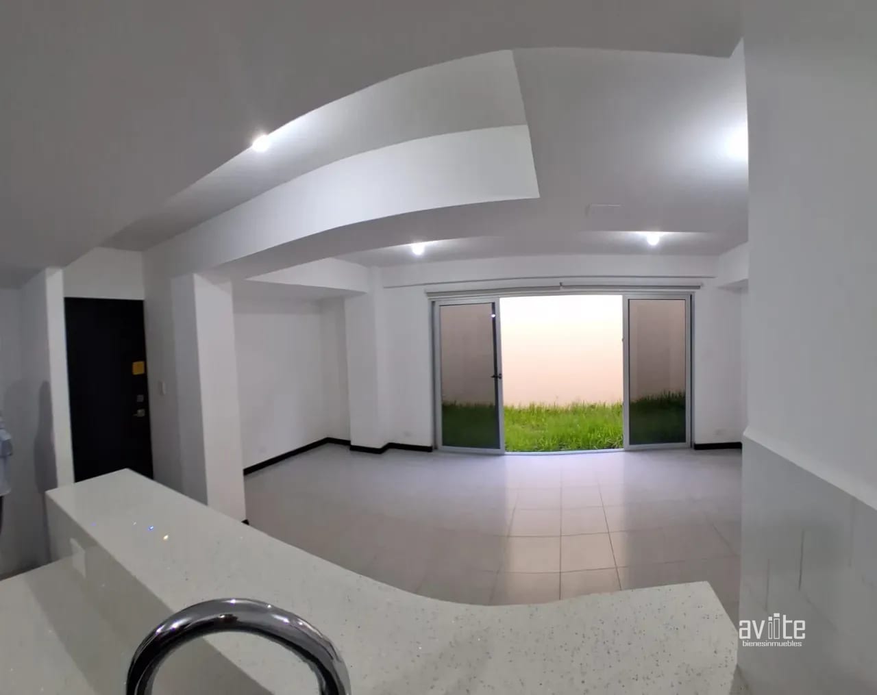 Villa para estrenar en nivel 1 en Serena, en Condado Naranjo. Q7,800.00 con mantenimiento incluido — Apartamento en Alquiler en Zona 4 Mixco, Guatemala, Ciudad — foto 1 de 14