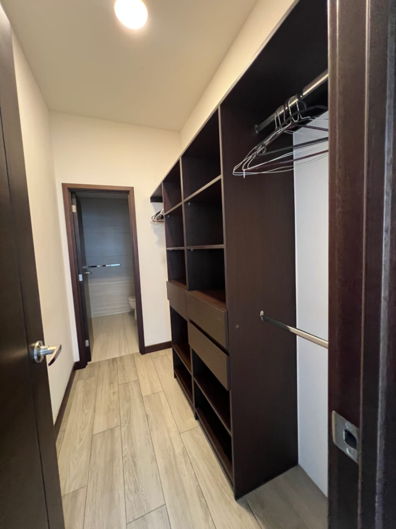 APARTAMENTO RENTA ZONA 14, EDIFIC IO NOVUS, 86 MTS2 , 2 DORMITORIOS, 2 PARQUEOS , BODEGA $1,300 + iva)(NO SE ACEPTA MASCOTA) AMENIDADES BUSINESS CENTER, ÁREA SOCIAL, PISCINA, GIMNASIO — Apartamento en Alquiler en Zona 14, Guatemala, Ciudad — foto 13 de 17