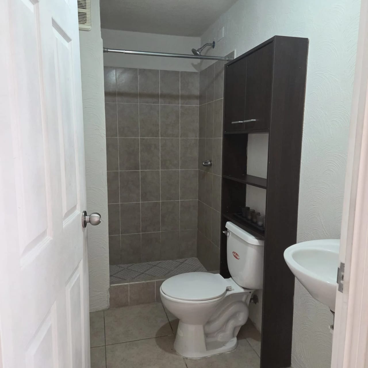 Apartamento en Renta El Refugio San Rafael Zona 18 — Apartamento en Alquiler en Zona 18, Guatemala, Ciudad — foto 7 de 11