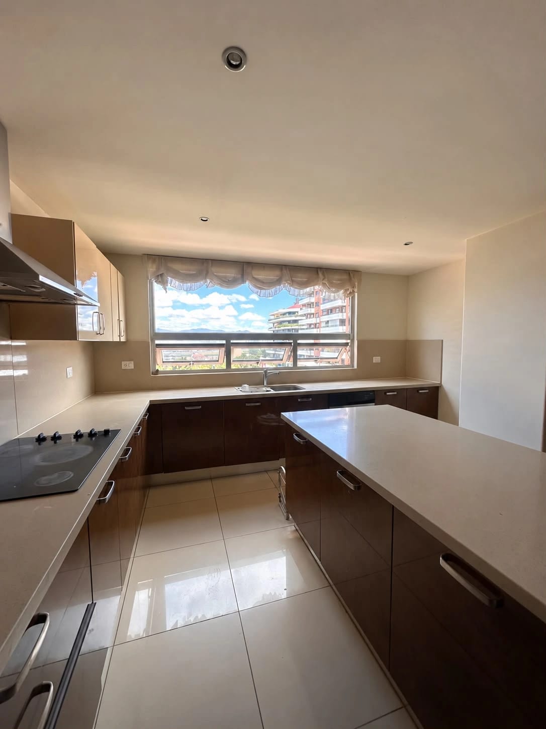Amplio Apartamento en Venta Zona 14 a una Cuadra de las Americas — Apartamento en Venta en Akoya, Zona 14, Guatemala, Ciudad — foto 3 de 17