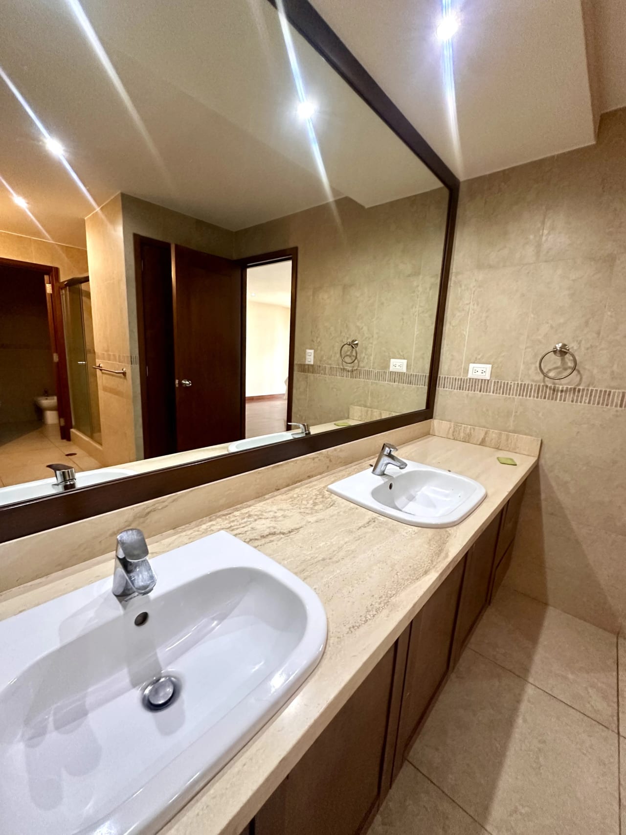 Amplio Apartamento en Venta Zona 14 a una Cuadra de las Americas — Apartamento en Venta en Akoya, Zona 14, Guatemala, Ciudad — foto 15 de 17