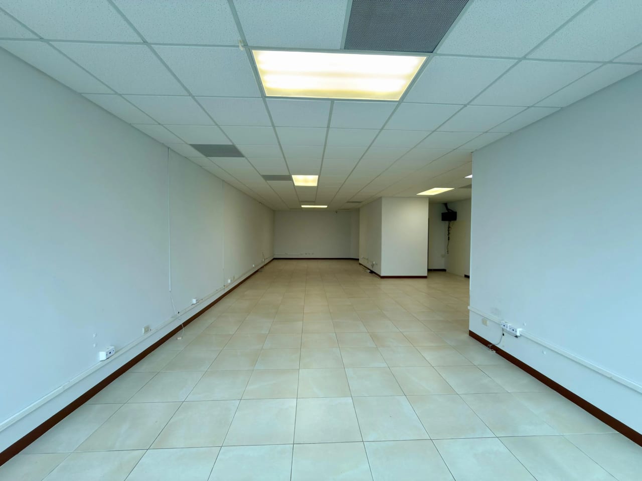 Alquilo oficina en Zona Pradera zona 10 — Apartamento en Alquiler en Zona 10, Guatemala, Ciudad — foto 4 de 13