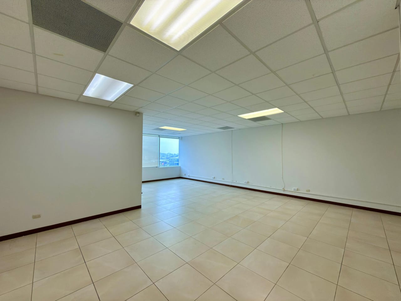 Alquilo oficina en Zona Pradera zona 10 — Apartamento en Alquiler en Zona 10, Guatemala, Ciudad — foto 5 de 13
