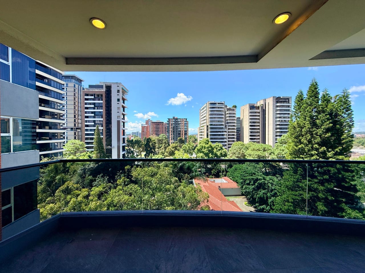 Apartamento amuebaldo en alquiler edifcio Santa Sofia zona 10 — Apartamento en Alquiler en Zona 10, Guatemala, Ciudad — foto 5 de 17