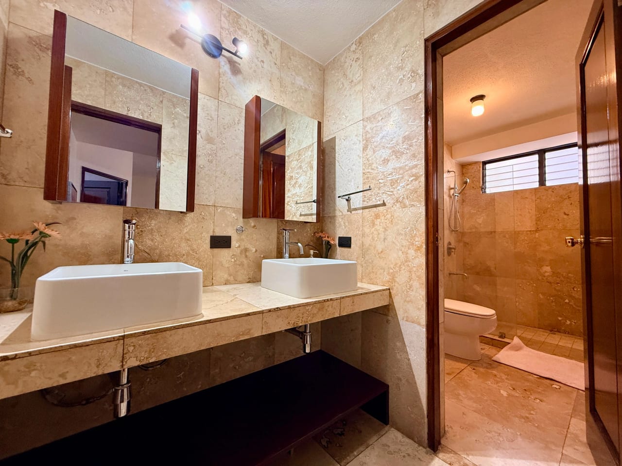 Apartamento amueblado en alquiler en Moradas del Acueducto zona 10 — Apartamento en Alquiler en Zona 10, Guatemala, Ciudad — foto 11 de 17