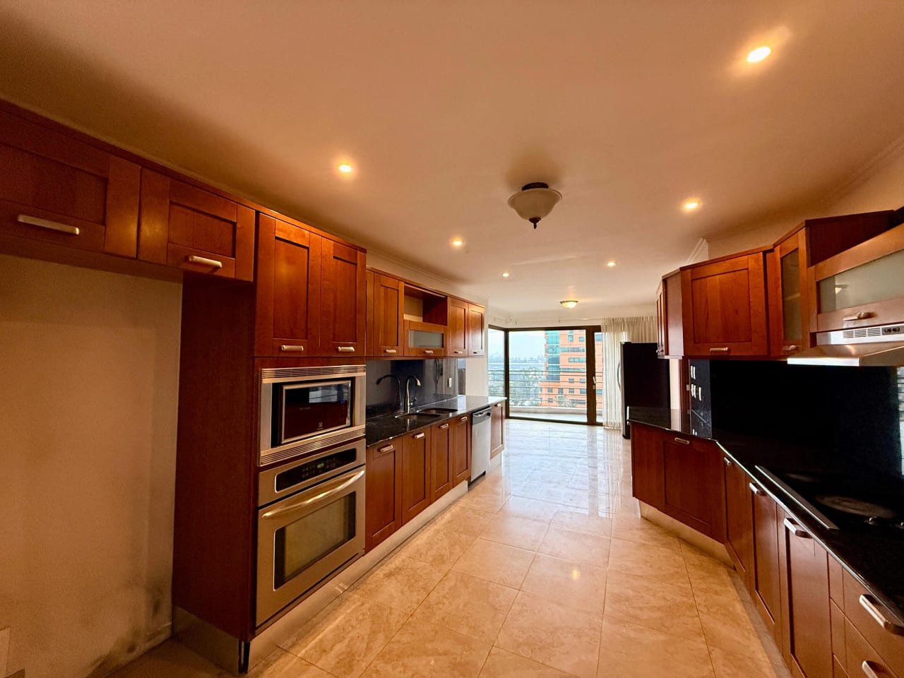 Apartamento en alquiler edificio Tadeus zona 14 — Apartamento en Alquiler en Zona 14, Guatemala, Ciudad — foto 1 de 17