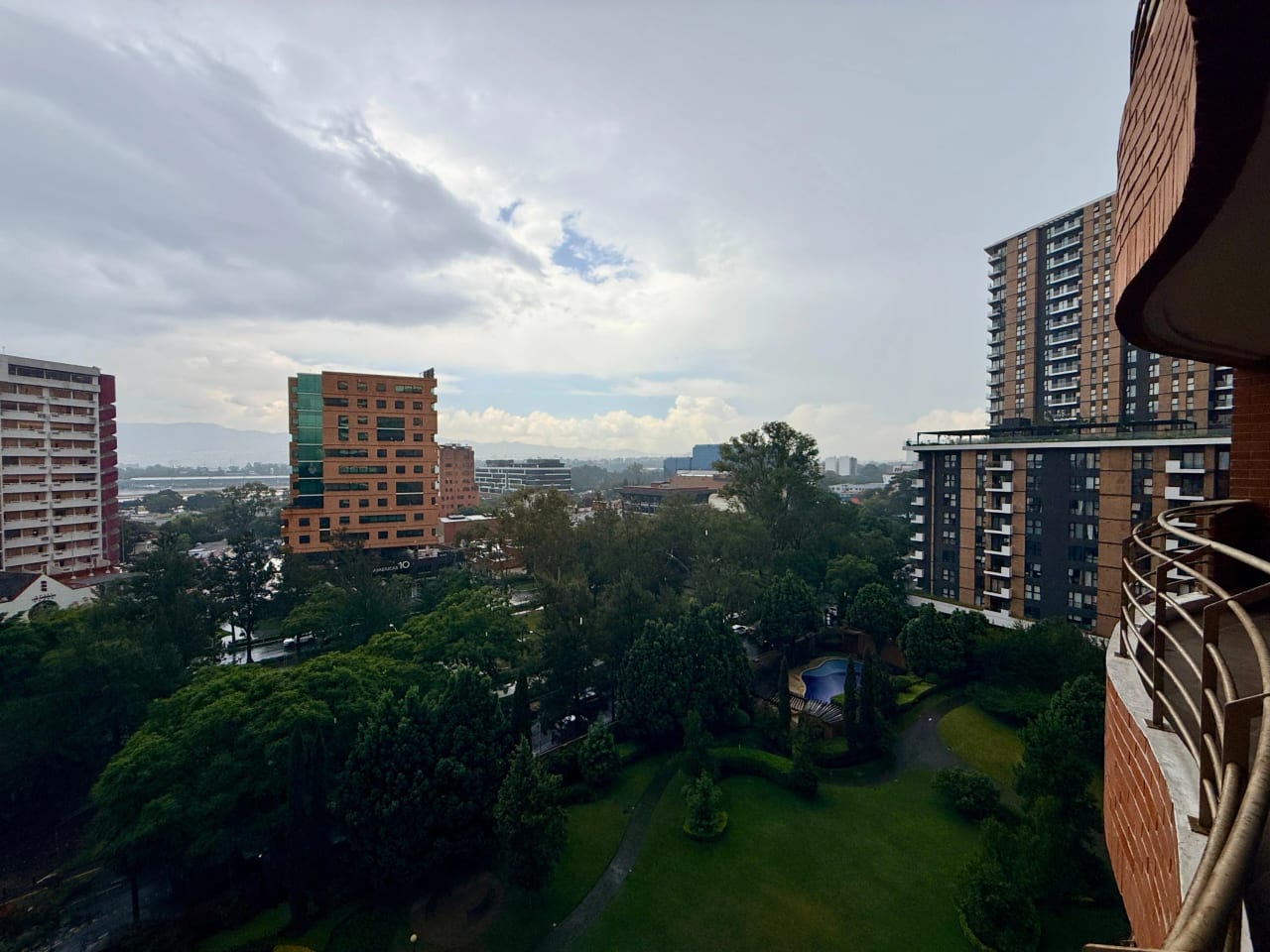 Apartamento en alquiler edificio Tadeus zona 14 — Apartamento en Alquiler en Zona 14, Guatemala, Ciudad — foto 2 de 17