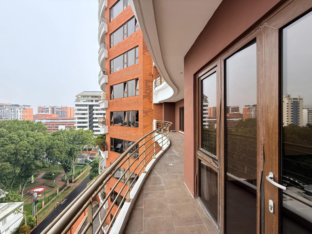 Apartamento en alquiler edificio Tadeus zona 14 — Apartamento en Alquiler en Zona 14, Guatemala, Ciudad — foto 15 de 17