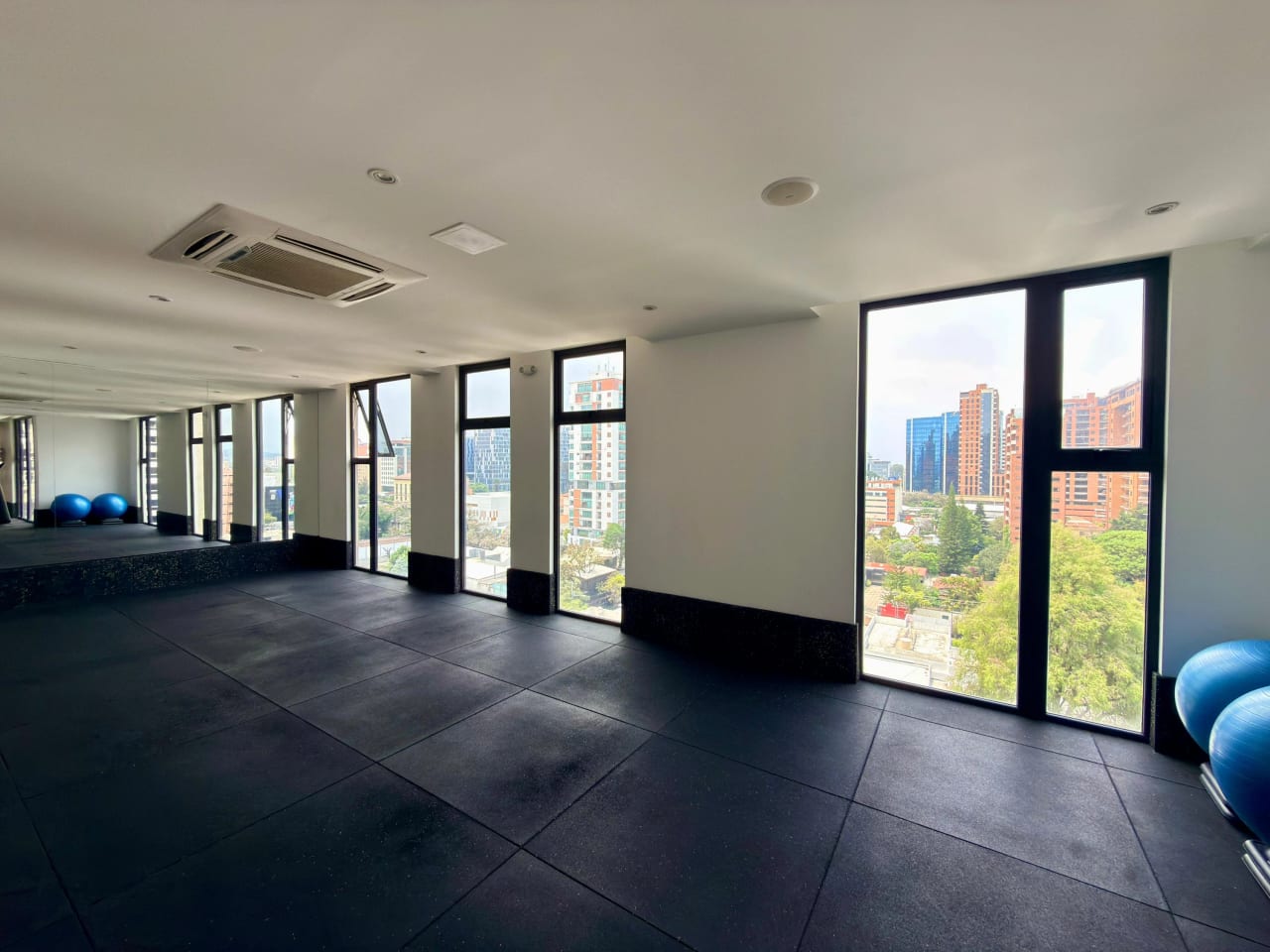 Apartamento en alquiler en edificio Vasanta zona 10 — Apartamento en Alquiler en Zona 10, Guatemala, Ciudad — foto 15 de 17