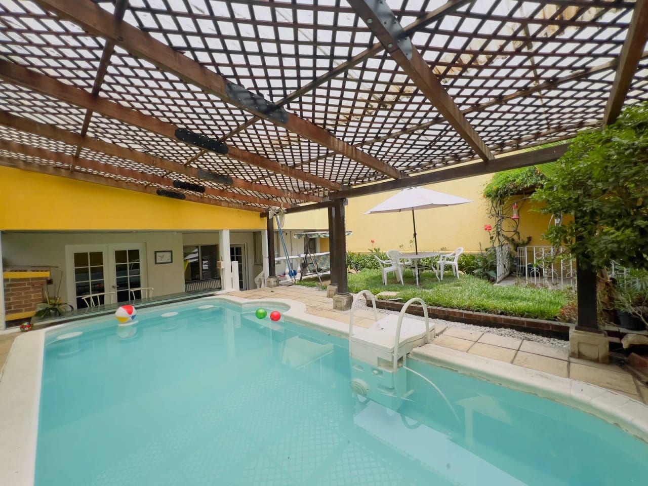 Casa dentro de garita en venta en Santa Rita 2 — Apartamento en Venta en Zona 2 Mixco, Guatemala, Ciudad — foto 1 de 16