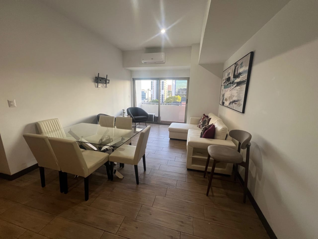 Apartament en renta con o sin muebles - Zona 10 — Apartamento en Alquiler en Zona 10, Guatemala, Ciudad — foto 2 de 12