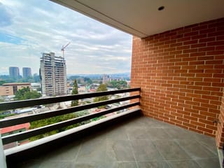 Apartamento en alquiler zona 10, 2 dormitorios + cuarto de servicio — Apartamento en Alquiler en Zona 10, Guatemala, Ciudad — miniatura 1 de 10