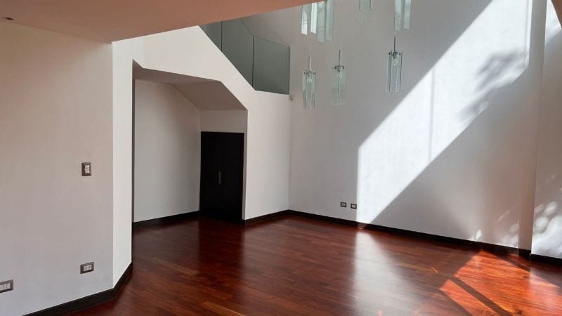 APARTAMENTO CON JARDIN DE DOS NIVELES EN ZONA 15 EN VENTA — Apartamento en Venta en Verdino, Zona 15, Guatemala, Ciudad — foto 4 de 14