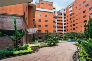 APARTAMENTO CON JARDIN DE DOS NIVELES EN ZONA 15 EN VENTA — Apartamento en Venta en Verdino, Zona 15, Guatemala, Ciudad — miniatura 1 de 14