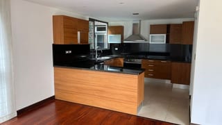 APARTAMENTO CON JARDIN DE DOS NIVELES EN ZONA 15 EN VENTA — Apartamento en Venta en Verdino, Zona 15, Guatemala, Ciudad — miniatura 3 de 14