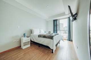 Apartamento amueblado en zona 10 — Apartamento en Alquiler en Zona 10, Guatemala, Ciudad — miniatura 2 de 15