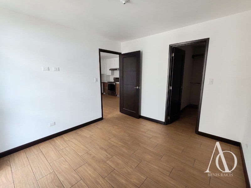 Apartamento en Alquiler Edificio Torre Praga, zona 15 VHI N6 - 6