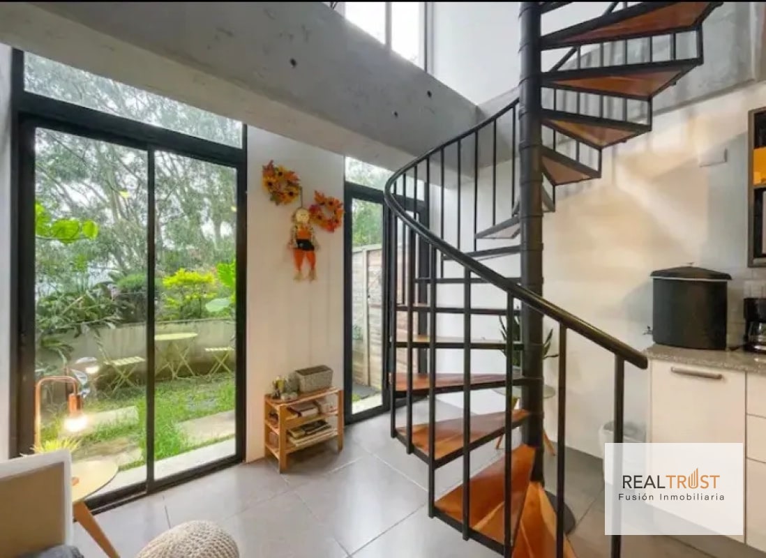 APARTAMENTO TIPO LOFT CON JARDÍN AMUEBLADO EN VENTA ZONA 10 - 11