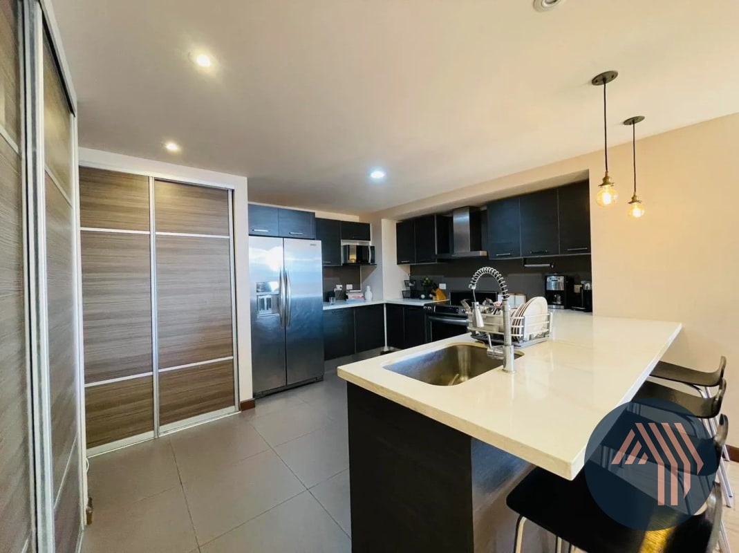 VENTA DE AMPLIO APARTAMENTO DE 2 NIVELES - VEINTI4, ZONA 10 - 14